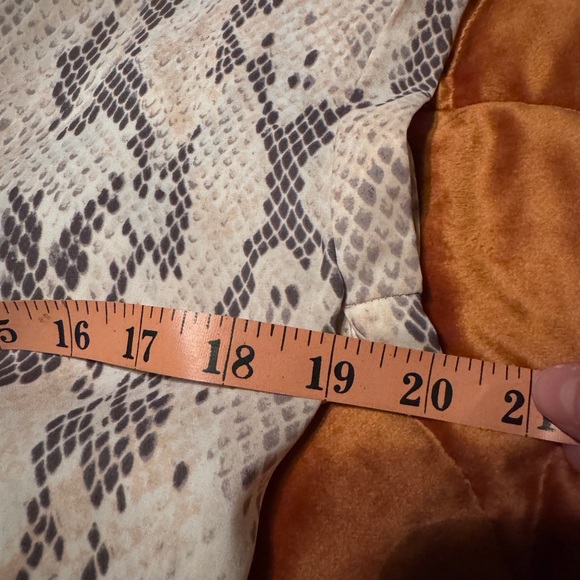 express snakeskin blouse - Picture 7 of 8